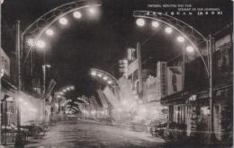 1000391■戦前 絵葉書■長野県　飯田名勝 知久町通りの夜景（商店　自転車 のぼり 街灯　ネオン)