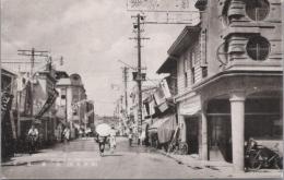 1000392■戦前 絵葉書■長野県　飯田名勝 銀座通り(商店 自転車 女性 着物 日傘)