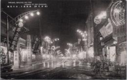 1000393■戦前 絵葉書■長野県　飯田名勝 銀座通り 夜の美観(商店 のぼり 街灯 ネオン)