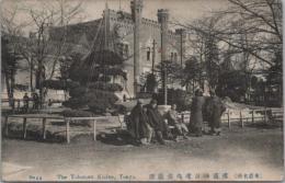 1000423■戦前 絵葉書■東京名所　靖国神社境内遊就館（建物　男性　着物 マント)