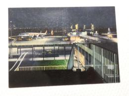 1000621■絵葉書■トンボー 七色の光彩に活動を続ける夜の空港 (航空機 旅客機)