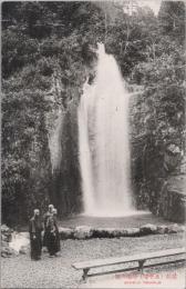 1000748■戦前 絵葉書■福井 越後（永平寺)玲瓏の瀧 (僧侶　3人)