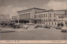 1000974■戦前 絵葉書■東京名所　上野駅　写真版　（レトロカー　車　自動車 自転車 人力車)