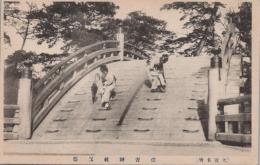 1000979■戦前 絵葉書■大阪名所 住吉神社反橋　（女性　着物　日傘)