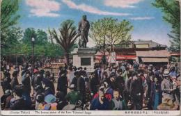 1000983■戦前 絵葉書■新大東京名所　上野公園西郷像　(人多数　学生　制服 男性　女性 スーツ　着物)