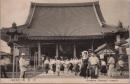 1000984■戦前 絵葉書■東京名所　浅草寺　写真版（人多数 ファッション ワンピース　女性 男性　鞄　スカート レトロ)