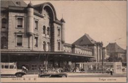 1001015■戦前 絵葉書■東京名所　東京駅 写真版 (レトロカー 自動車 バス)