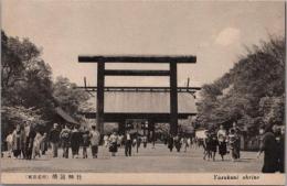 1001018■戦前 絵葉書■東京名所　靖国神社　写真版 (鳥居 人多数 ファッション)