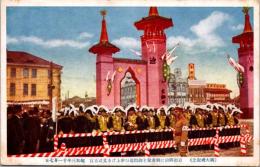 1001529■戦前 絵葉書■御大礼紀念　東京駅前に御着輩を御出迎ひ申上げる文武百管