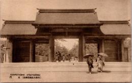 1001692■戦前 絵葉書■官幣大社熱田神宮　東門　女性　着物　日傘　子供 ファッション