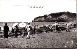 1001792■戦前 絵葉書■逗子海岸　海水浴場全景（水着　着物　日傘 ファッション)