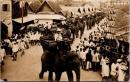 1001833■戦前 絵葉書■外国　海外　写真版　象　ゾウ　象乗り　象進行 人混み　
