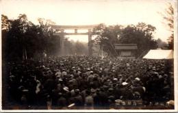 1002009■戦前 絵葉書■写真版　東京　明治神宮 鳥居参道 (人群れ )
