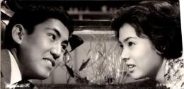 20024■映画　スチール写真 ふたりの休日　佐久間良子　中村賀津雄