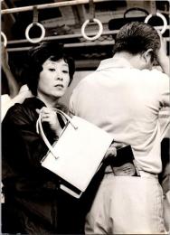 10003■映画　スチール写真 ■日照り雨　森光子　昭和48年7月21比　グランド劇場　女スリに扮する森光子 16.5cm×12cm　