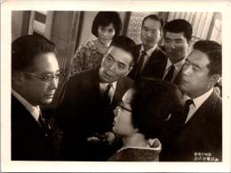10033■映画　スチール写真 ■警察庁物語　堀雄二 （長田刑事）; 南原伸二 （宮川刑事）; 松本克平 （捜査第一課長）; 神田隆 （捜査主任）; 山本麟一 （金子刑事）; 花澤徳衛 （林刑事）; 関山耕司 16.5cm×12.5cm