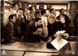 10037■映画　スチール写真 ■警察庁物語　堀雄二 （長田刑事）; 南原伸二 （宮川刑事）; 松本克平 （捜査第一課長）; 神田隆 （捜査主任）; 山本麟一 （金子刑事）; 花澤徳衛 （林刑事）; 関山耕司 15.5cm×11.5cm