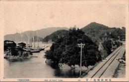 1002180■戦前 絵葉書■三重 鳥羽港浜辺の景（鉄道　線路　船)