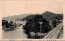 1002180■戦前 絵葉書■三重 鳥羽港浜辺の景（鉄道　線路　船)