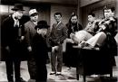 10221■映画　スチール写真 ■大日本殺し屋伝　 土方弘 宍戸錠 山本陽子 大村崑 由利徹　　15.5cm×11cm　