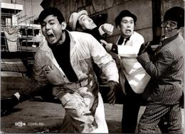 10223■映画　スチール写真 ■大日本殺し屋伝　 土方弘 宍戸錠 山本陽子 大村崑 由利徹　　15.5cm×11cm　