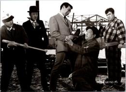 10224■映画　スチール写真 ■大日本殺し屋伝　 土方弘 宍戸錠 山本陽子 大村崑 由利徹　　15.5cm×11cm　