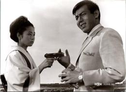 10226■映画　スチール写真 ■大日本殺し屋伝　 土方弘 宍戸錠 山本陽子 大村崑 由利徹　　15.5cm×11cm　
