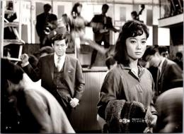 10227■映画　スチール写真 ■くたばれ悪党ども　鈴木清順・宍戸錠・笹森礼子　　15.5cm×11cm　ピン穴