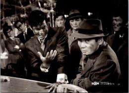 10231■映画　スチール写真 ■くたばれ悪党ども　鈴木清順・宍戸錠・笹森礼子　　15.5cm×11cm　