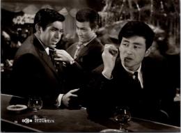 10235■映画　スチール写真 ■くたばれ悪党ども　鈴木清順・宍戸錠・笹森礼子　　15.5cm×11cm　