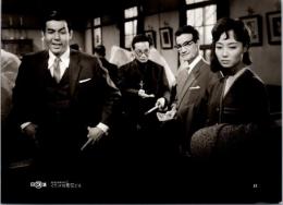 10237■映画　スチール写真 ■くたばれ悪党ども　鈴木清順・宍戸錠・笹森礼子　　15.5cm×11cm　