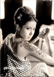 10244■映画　スチール写真 ■捨身の勝負　野川由美子　宍戸錠　刺青 タトゥー ピン穴 15.5cm×11cm　