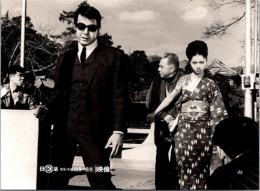10247■映画　スチール写真 ■捨身の勝負　野川由美子　宍戸錠　刺青 タトゥー 15.5cm×11cm　