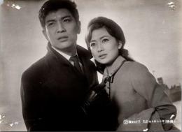 10272■映画　スチール写真 ■拳銃無頼帖　抜き射ちの竜　赤木圭一郎/浅丘ルリ子　15.5cm×11cm　ピン穴
