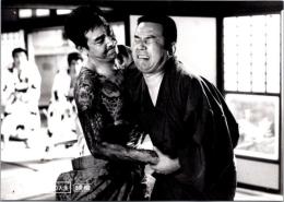 10283■映画　スチール写真 ■傷だらけの人生　鶴田浩二　工藤明子 15.5cm×11cm　ピン穴　刺青 タトゥー 　 裏面はがしあとによる痛み　