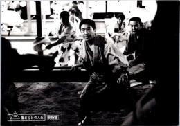 10284■映画　スチール写真 ■傷だらけの人生　鶴田浩二　工藤明子 15.5cm×11cm　ピン穴　 裏面はがしあとによる痛み　