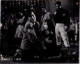 10286■映画　スチール写真 ■紅の銃帯　宍戸錠 香月美奈子 松原智恵子 青山恭二 内田良平　14cm×11cm ピン穴　裏面多少薄い赤色付着