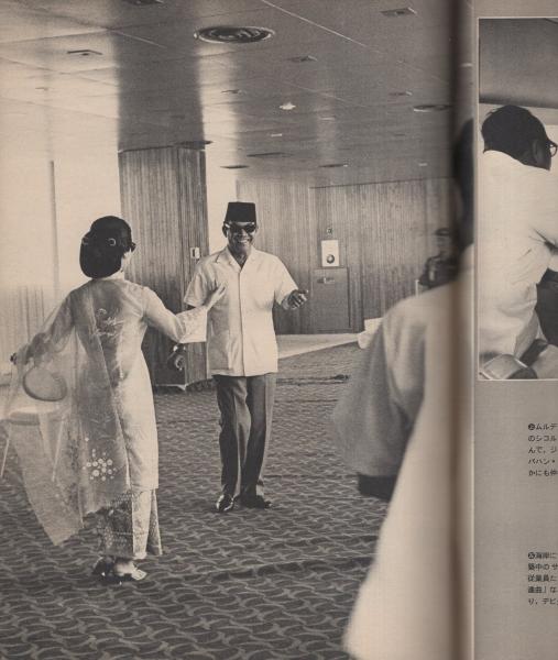 週刊朝日 昭40年12月24日号 表紙モデル・スカルノ大統領とデビ