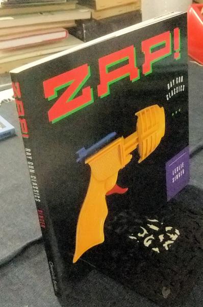 洋書 common / Ray Gun ZAP! RAY GUN CLASSICS 英語版 (Leslie Singer ) / 古本、中古本、古