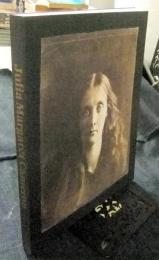 Julia Margaret Cameron　photographs to electrify you with delight and startle the world　洋書（英語版）