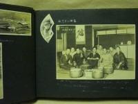 2点　「岐阜県益田農林学校 昭和7年3月卒業記念アルバム」写真=校旗 校歌/校長 萩原荘先生　全景/朝礼/恩師-職員/学友-卒業生/教練/その他　B5判横長11ページ　写真と写真の間の薄紙の一部には破れ欠け、巻末に記名があります。