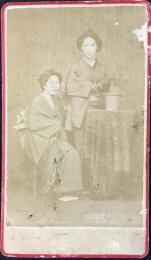 〈鶏卵手札写真〉松坂川合町　於）松島写真場　加藤・三木　日本髪美人二人