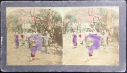 〈ステレオ写真〉東京府　上野公園ノ図『鬼さんこちら』