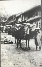〈絵葉書〉馬籠ノ名物馬方　雨天ノ繭付ケ(今ノ馬籠風景)