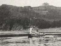 〈絵葉書〉鴨緑江　九里島戦跡附近より義州統軍亭を望む絶景