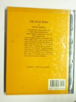 洋書　The Hole Book　(Peter Newell Children's Books)　英語、しかけ絵本　●ページの始めから最後まで「穴」が開いている、しかけ絵本です。　