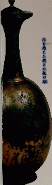 を越えた鏡と水瓶の縁