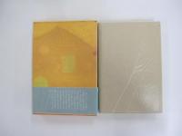 小さい山と椿の花