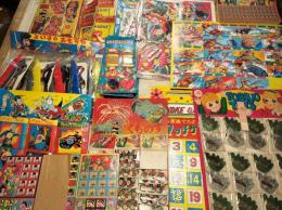 駄菓子屋玩具セット　帰ってきたウルトラマン/えあわせ29枚　連続当シート30枚(豹マン・ア太郎・シャザーン・マイティジャック)　連続当シート100枚ｘ2個(力道山・高橋アナウンサー・ロバートプラ―・くらま天狗・大鵬・水爆・人工衛星・ダック・ロボット君・トンマ天狗・Ｘマン・猿飛・カーボーイ）くものす（完品1枚24個付き・使用1枚22個付き）　ポケットマジック1シート(12個)　パズルリングス2枚(10個付き)　パネルマッチゲーム7枚　すごろく家庭ゲーム2枚(24個付き)どくろ仮面・巨人の星・ウルトラマン・怪物君・忍者・などの絵　マスコット手芸セット4枚　よい子のおもちゃ1枚・剣大・小・バネ鉄砲(11袋)　野球バッジくじ引き1シート(24個)　マグネット大3個・小4個　お江戸きせかえ1箱(200枚)