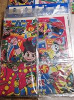 駄菓子屋玩具セット　帰ってきたウルトラマン/えあわせ29枚　連続当シート30枚(豹マン・ア太郎・シャザーン・マイティジャック)　連続当シート100枚ｘ2個(力道山・高橋アナウンサー・ロバートプラ―・くらま天狗・大鵬・水爆・人工衛星・ダック・ロボット君・トンマ天狗・Ｘマン・猿飛・カーボーイ）くものす（完品1枚24個付き・使用1枚22個付き）　ポケットマジック1シート(12個)　パズルリングス2枚(10個付き)　パネルマッチゲーム7枚　すごろく家庭ゲーム2枚(24個付き)どくろ仮面・巨人の星・ウルトラマン・怪物君・忍者・などの絵　マスコット手芸セット4枚　よい子のおもちゃ1枚・剣大・小・バネ鉄砲(11袋)　野球バッジくじ引き1シート(24個)　マグネット大3個・小4個　お江戸きせかえ1箱(200枚)